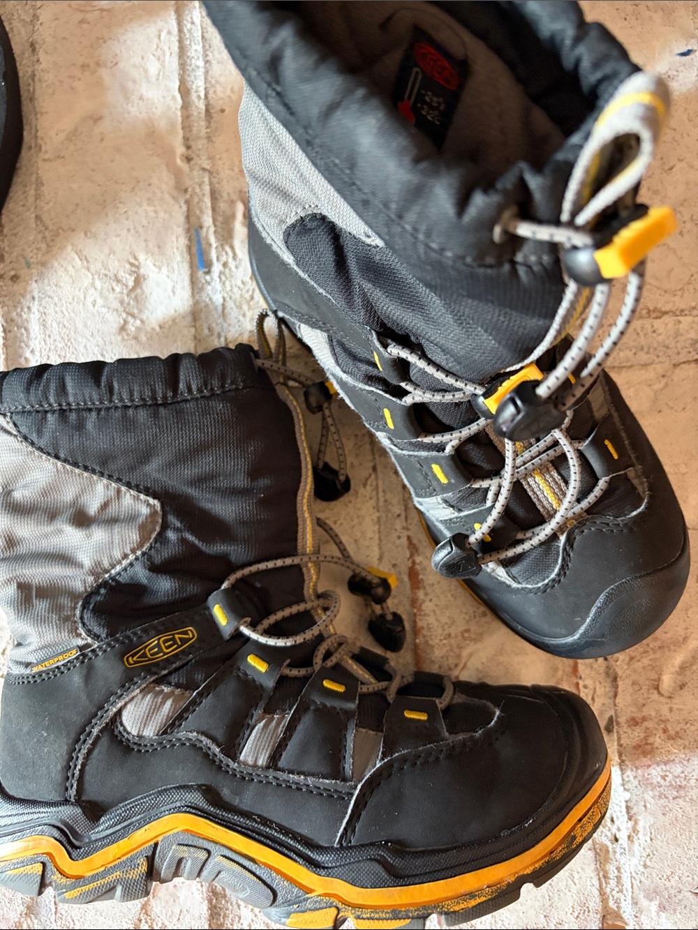 Keen Kids Black and Yellow Waterproof Snow Boots sz 1